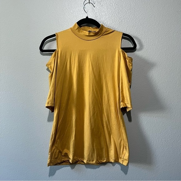 J for JUSTIFY- NEW Mustard Yellow Mock neck Top with Cut Out Shoulders Size S - Picture 1 of 3